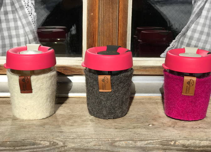 Coffee to Go Becher, ummantelt mit Schwarznasenschafwolle Coffee to Go Becher, ummantelt mit Schwarznasenschafwolle