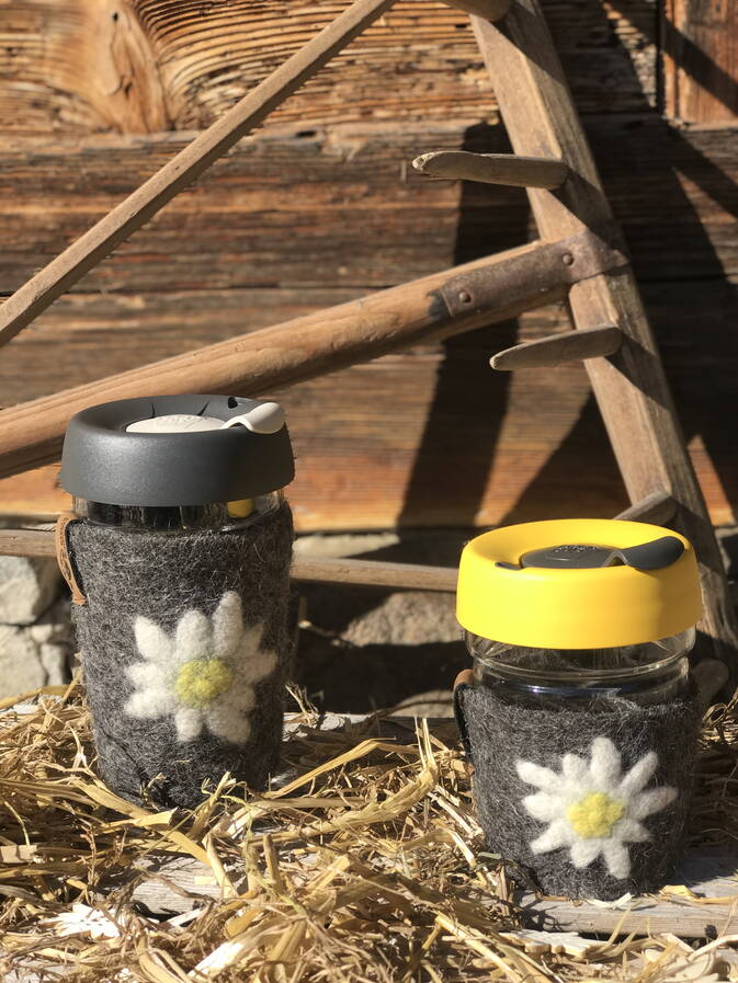 Coffee to Go Becher, ummantelt mit Schwarznasenschafwolle Coffee to Go Becher, ummantelt mit Schwarznasenschafwolle