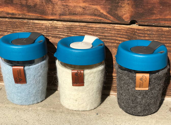 Coffee to Go Becher, ummantelt mit Schwarznasenschafwolle Coffee to Go Becher, ummantelt mit Schwarznasenschafwolle