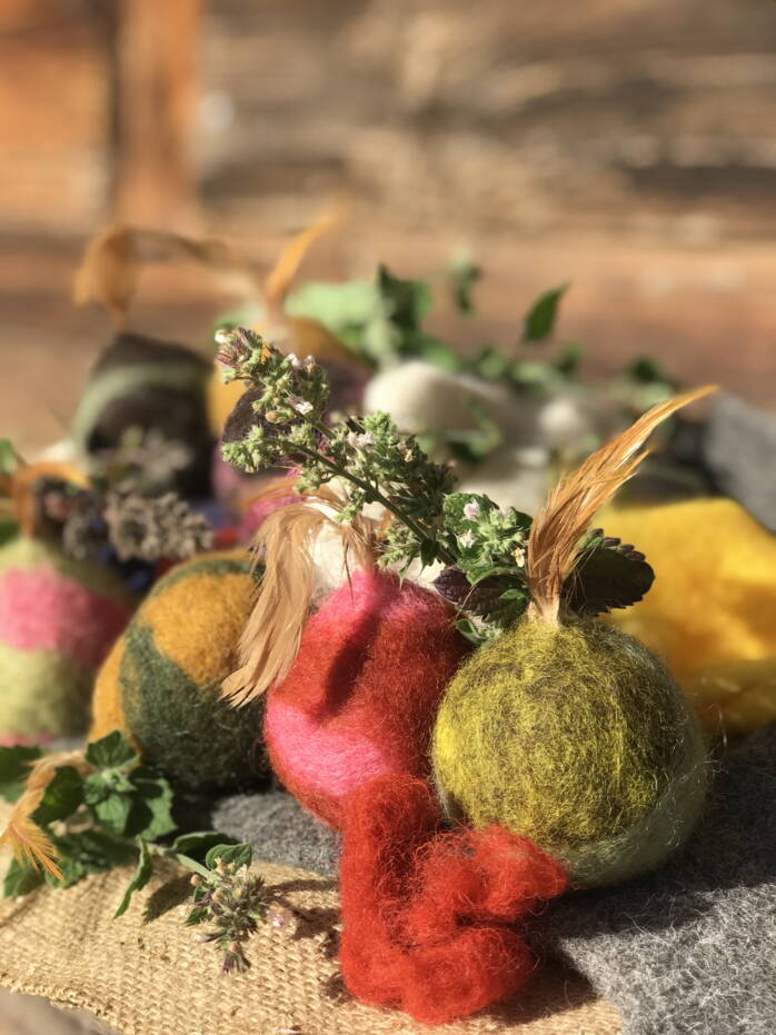 Katzen Bälle, handgefilzt mit Katzenminze und Feder