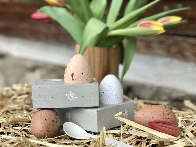 Design Beton-Eierbecher mit Edelweiss oder unbemalt Design Beton-Eierbecher mit Edelweiss oder unbemalt