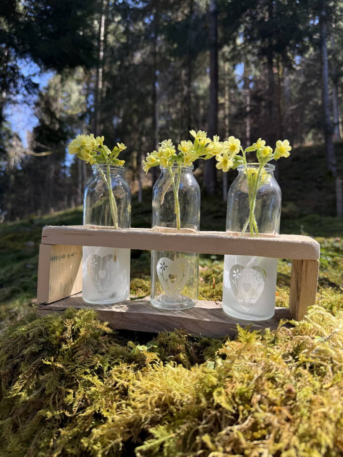 sandgestrahlte Vasen in Holzhalterung