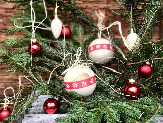 Arvenholz Weihnachtsbaumkugel Edelweiss Arvenholz Weihnachtsbaumkugel Edelweiss