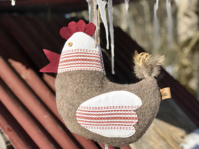 Deko Osterhuhn mit antikem Bauernleinen Deko Osterhuhn mit antikem Bauernleinen