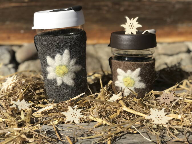 handumfilzter To Go Becher "Edelweiss", braune oder graue Schwarznasenschafwollein M und L
