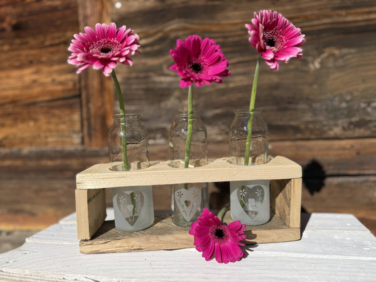 sandgestrahlte Vasen in Holzhalterung