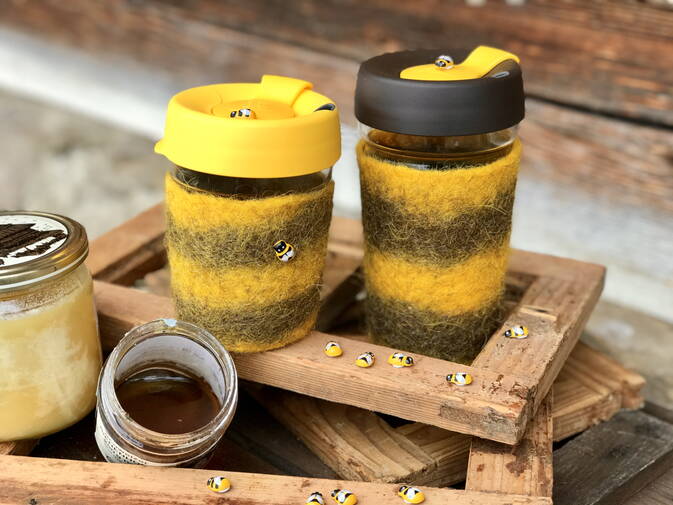 Coffee to Go Becher, ummantelt mit Schwarznasenschafwolle Coffee to Go Becher, ummantelt mit Schwarznasenschafwolle