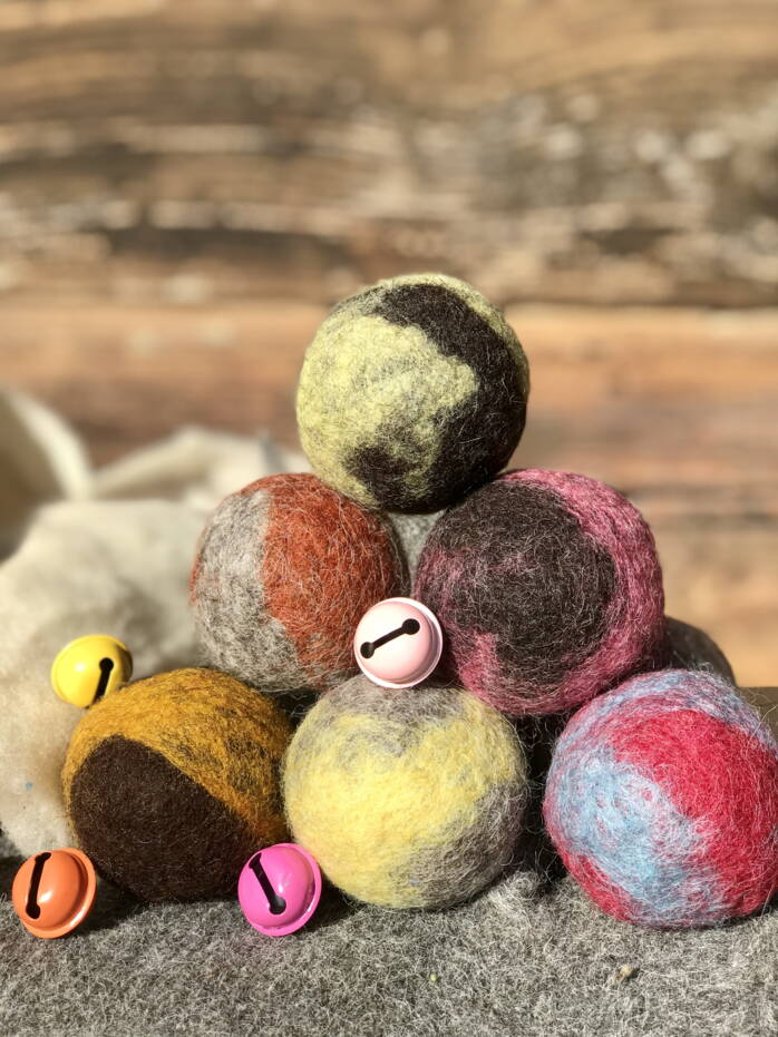 Katzen Bälle, handgefilzt mit Glöckli Katzen Bälle, handgefilzt mit Glöckli