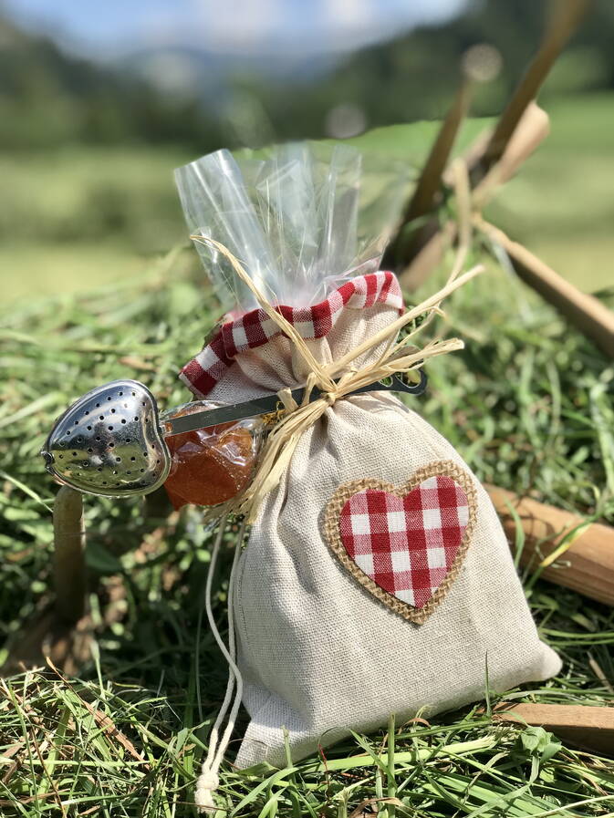 Landhaus AUszeit, Sett mit Tee und Honig Lolli im Landhaus Säckli Landhaus AUszeit, Sett mit Tee und Honig Lolli im Landhaus Säckli