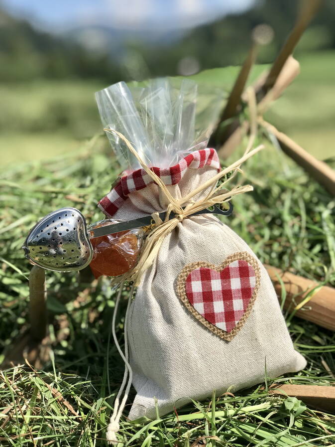 Landhaus AUszeit, Sett mit Tee und Honig Lolli im Landhaus Säckli